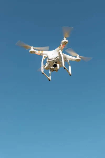 Drone volante con fotocamera — Foto Stock