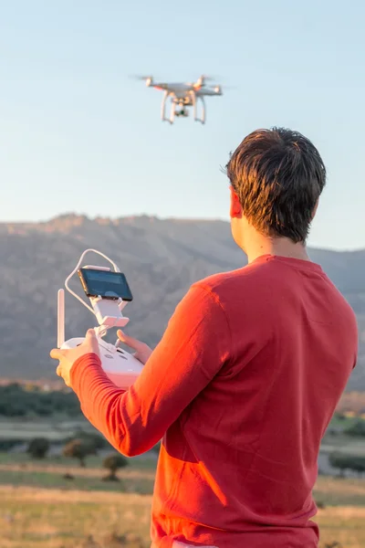 Homem guiando um drone — Fotografia de Stock