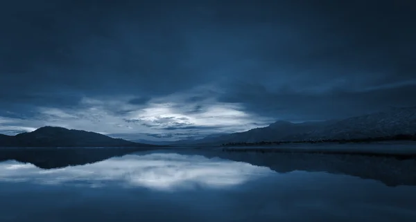 Μπλε λίμνη γκρι — Φωτογραφία Αρχείου