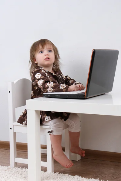 Söt baby arbetar på laptop — Stockfoto