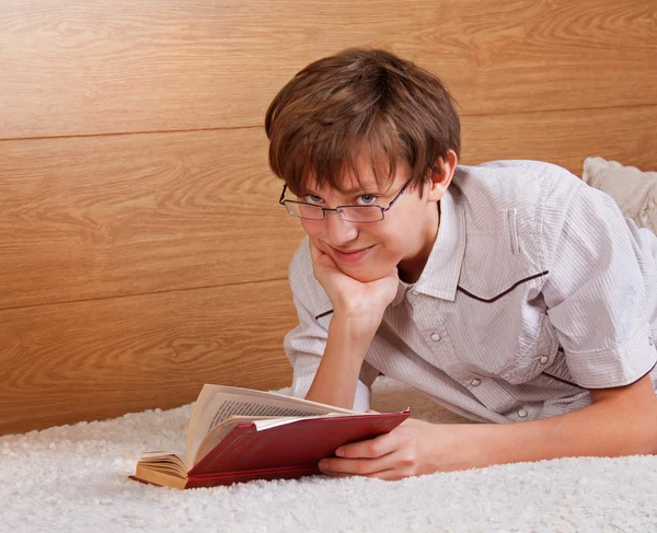 Tiener lezen van een boek — Stockfoto