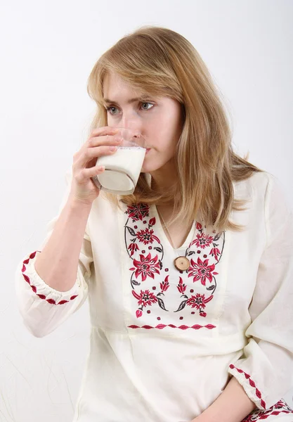 Junge Frau trinkt Milch — Stockfoto