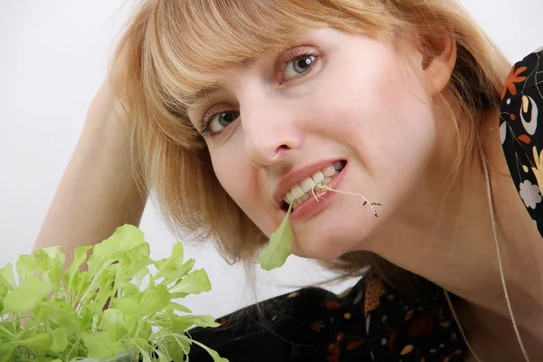 Jonge vrouw eten van verse salade — Stockfoto