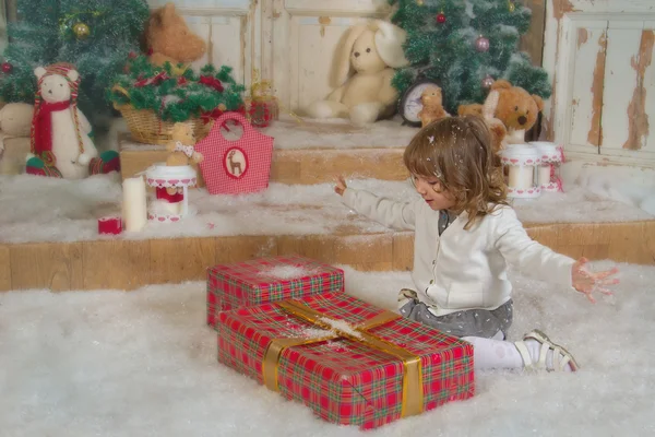 Mädchen genießt die Geschenke zu Weihnachten — Stockfoto