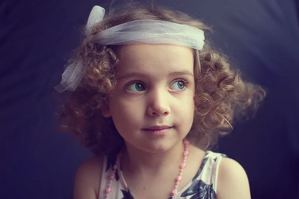 Porträtt av en flicka i retrostil — Stockfoto