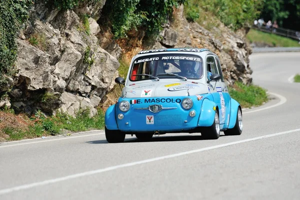 Szary i niebieski 595 Abarth Fiat bierze udział do nawy Caino Sant'Eusebio wyścigu na 27 czerwca 2015 r. w Caino (Bs). Samochód został zbudowany w 1970 roku. — Zdjęcie stockowe