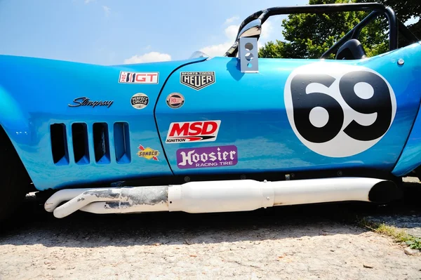 Modrý Chevrolet Corvette Stingray Scca / Imsa (detail) se podílí na loď Caino Sant'Eusebio závod na 27 června 2015 v Caino (Bs). Vůz byl postaven v roce 1969. — Stock fotografie