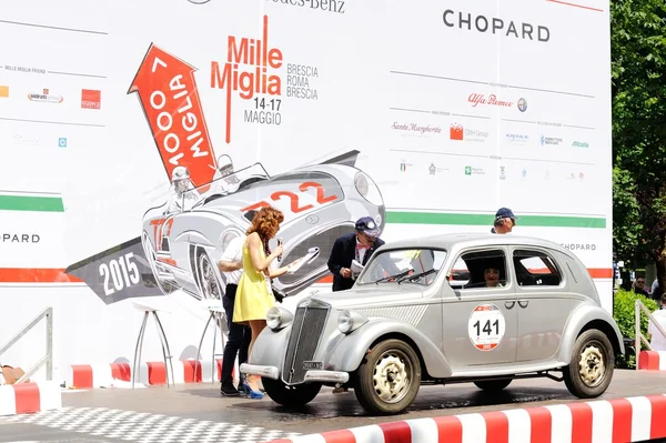Un Lancia Ardea gris llega a la carrera de coches clásicos 1000 Miglia el 17 de mayo de 2015 en Brescia (BS). El coche fue construido en 1939 . —  Fotos de Stock