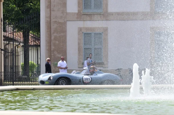 Een blauwe Jaguar D-type neemt deel aan de 1000 Miglia oldtimer race op 17 mei 2015 voor de Villa Reale in Monza (Mb). De auto werd gebouwd in 1955. Stockfoto