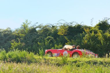 Parlak kırmızı Mg A Roadster üzerinde 18 Eylül 2015 Varano (Pr) yakınındaki Gp Nuvolari klasik araba yarışı için yer alır. Araba 1957 yılında yapımı.