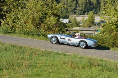 Bir ışık mavi Bmw 507 Roadster üzerinde 18 Eylül 2015 Varano (Pr) yakınındaki Gp Nuvolari klasik araba yarışı için yer alır. Araba 1957 yılında yapımı.