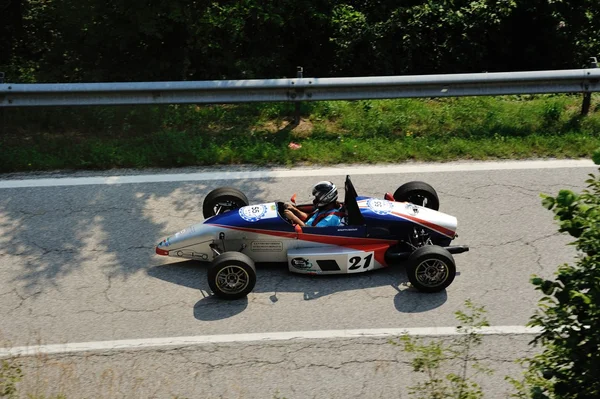 A Formula junior Monza takes part to the Nave Caino Sant'Eusebio race on June 27, 2015 in Caino (BS). The car was built in 1990. — Stock Photo, Image