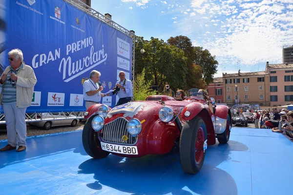 Un Allard J2X rojo participa en la carrera de coches clásicos GP Nuvolari el 18 de septiembre de 2015 en Mantova (MN). El coche fue construido en 1952 . —  Fotos de Stock