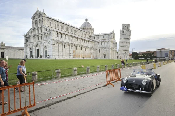 Ein schwarzer Triumph tr2 nimmt am gp nuvolari-klassikerrennen am 19. september 2015 in pisa teil (pi). Das Auto wurde 1954 gebaut. — Stockfoto