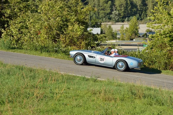 Światło niebieskie Bmw 507 Roadster bierze udział do Gp Nuvolari wyścig klasyczny samochód na 18 września 2015 r. w pobliżu Varano (Pr). Samochód został zbudowany w roku 1957. — Zdjęcie stockowe