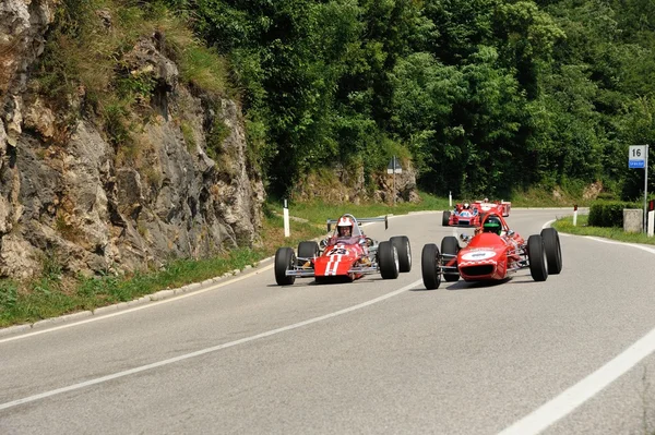 Een Fagioli Monoposto formule 850 follwed door een Mre Formule Ford en andere racewagens neemt deel aan de Nave Caino Sant'Eusebio-race op juni 27, 2015 in Caino (Bs). De auto werd gebouwd in 1968. Rechtenvrije Stockfoto's