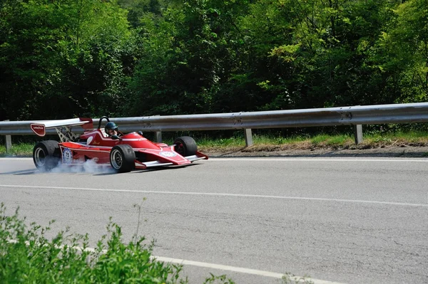 Red JCD Dino formel 2 bil deltar i Nave Caino Sant'Eusebio Race den 27 juni 2015 i Caino (BS). Bilen byggdes 1975. Royaltyfria Stockbilder