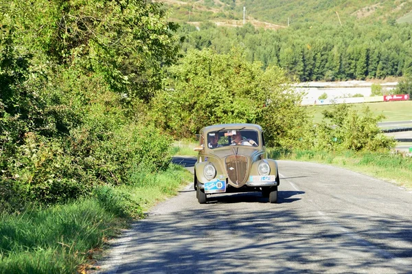 棕色的菲亚特 6 c 1500 发生一部分 Gp 努沃拉里经典赛车到 2015 年 9 月 18 日附近瓦 (Pr)。这辆车是建于 1935 年. 免版税图库照片