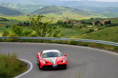 Kırmızı bir Ferrari 458 Speciale alın kısmında 1000 Miglia Ferrari haraç