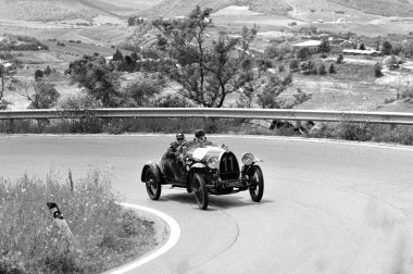 Bugatti T23 Brescia rol 1000 Miglia klasik araba yarışı için alır.