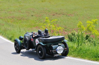 Yeşil bir Bentley 4.5 Litre Le Mans 1000 Miglia klasik araba yarışı için katılmaktadır