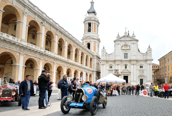 Un Bugatti T13 azul pálido Brescia participa en la carrera de coches clásicos 1000 Miglia —  Fotos de Stock