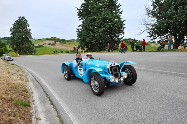 Niebieski sport Deląg D6 75 bierze udział do 1000 Miglia klasycznych samochodów wyścigu — Zdjęcie stockowe