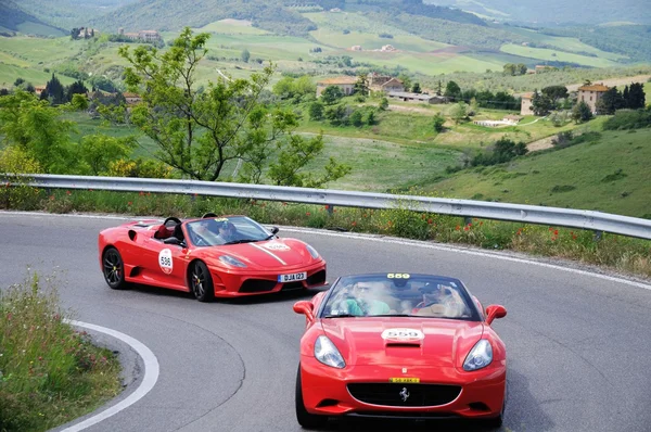 Två röda Ferrari 430 Scuderia spider delta till 1000 Miglia Ferrari hyllning — Stockfoto