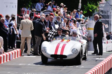 Kırmızı çizgili beyaz Maserati A6 FANTUZZI 1000 Miglia klasik araba yarışı bitirir