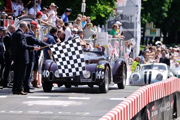 Um vermelho escuro Alfa Romeo 6C 2300 B MM spider touring termina o carro clássico 1000 Miglia — Fotografia de Stock