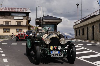 Yeşil bir Bentley 3 Litre