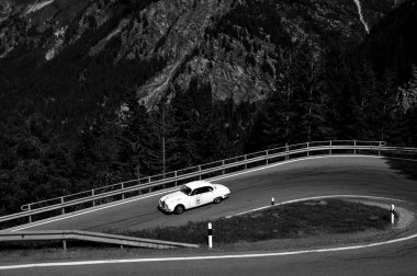 Bir beyaz Jaguar S-Type