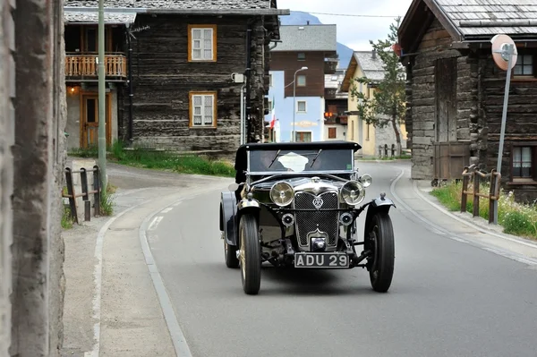 A black Riley Alpine Trial Six takes — Stock Photo, Image