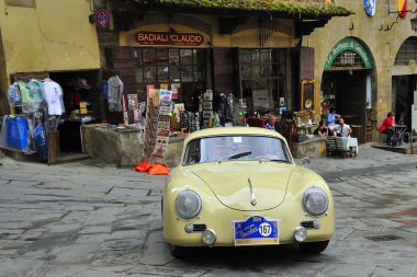 Bir sarı Porsche 356 A Gp Nuvolari klasik otomobil yarışı 20 Eylül 2014 Arezzo katılmaktadır. Araba 1957 yılında yapımı