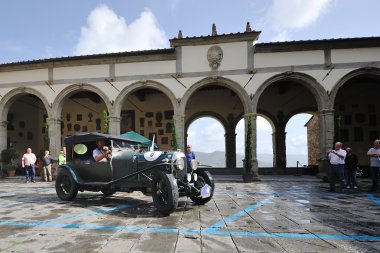 Yeşil bir Bentley 3 litre Bölüm 20 Eylül 2014 yılında Castiglion Fiorentino (Ar) Gp Nuvolari klasik araba yarışı için alır. Arabayı 1925'te inşa edilmiş