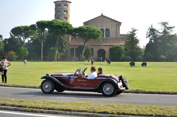 Un Alfa Romeo 4 R rojo participa en la carrera de coches clásicos GP Nuvolari el 21 de septiembre de 2014 en Sant 'Apollinare in Classe (RA). El coche fue construido en 1968 — Foto de Stock