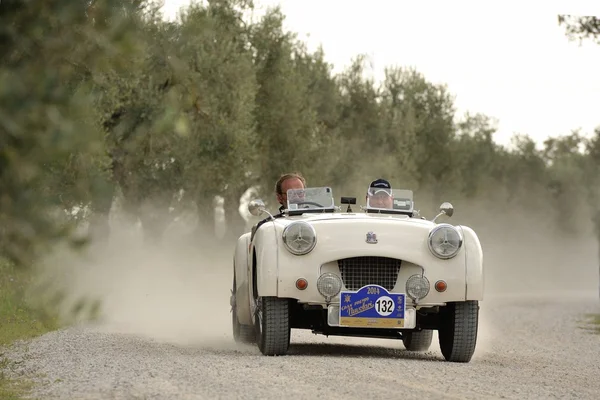 Um Triumph TR2 branco participa da corrida de carros clássicos GP Nuvolari em 20 de setembro de 2014 em Castelnuovo Berardenga (SI). O carro foi construído em 1955 — Fotografia de Stock