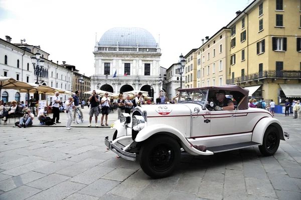 白色克莱斯勒 72 参与到 1000年由 Miglia 老爷车比赛 — 图库照片