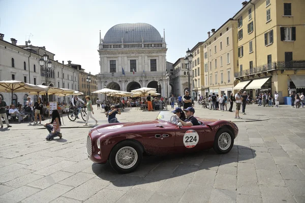 A dark red Fiat 1100 Colli Sport takes part to the 1000 Miglia classic car race — Stock Photo, Image