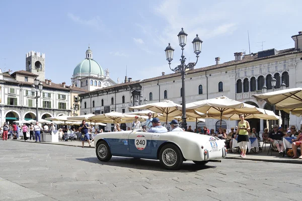 Um azul e branco SIATA Daina Gran Sport Farina participa da corrida de carros clássicos 1000 Miglia — Fotografia de Stock