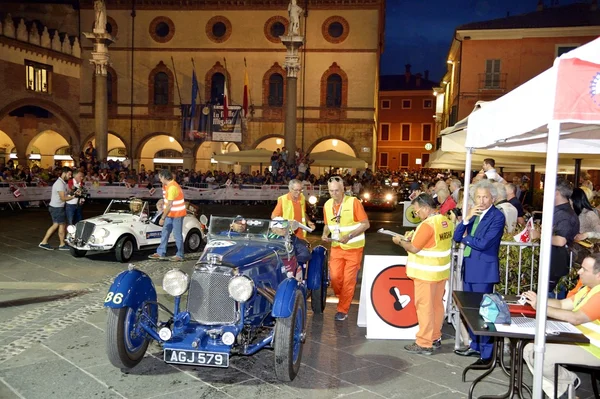 Голубой Aston Martin Le Mans принимает участие в классической гонке Miglia 1000 — стоковое фото