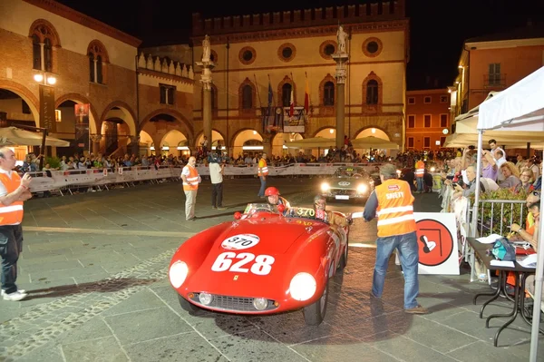 赤いフェラーリ 500 モンディアル クモ スカリエッティ 1000 Miglia のクラシックカー レースに加わる — ストック写真