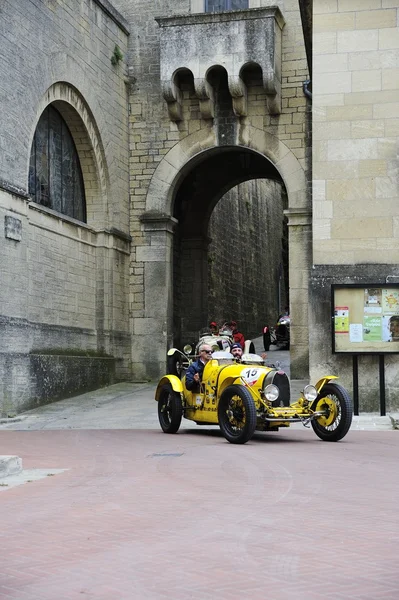 Un Bugatti T35A amarillo participa en la carrera de coches clásicos 1000 Miglia Imagen De Stock