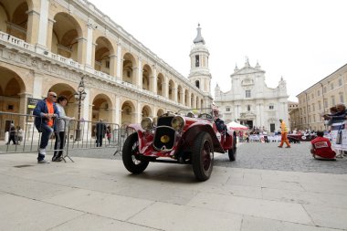 Kırmızı bir Fiat 514 Mm