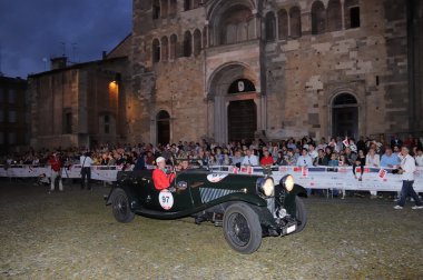 Yeşil Lagonda M4 5 T7 1000 Miglia klasik araba yarışı için katılmaktadır
