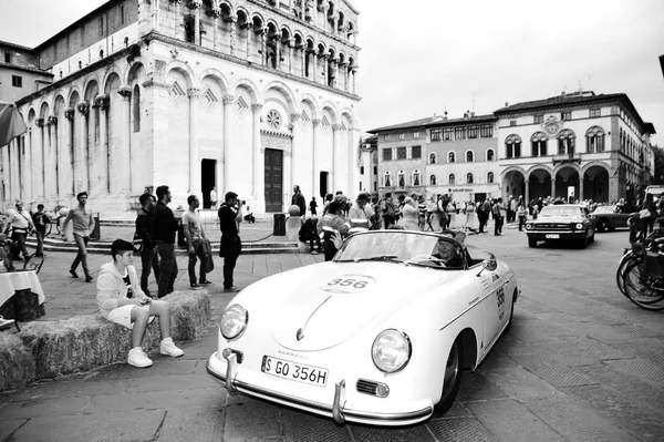 Porsche 356 1500 Speedster, управляемый Вольфгангом и Фердинандом Порше, принимает участие в классической гонке 1000 Miglia — стоковое фото