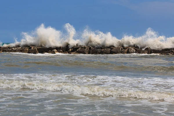 Vlny na skalách — Stock fotografie