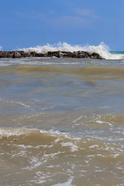 Ondas nas rochas — Fotografia de Stock