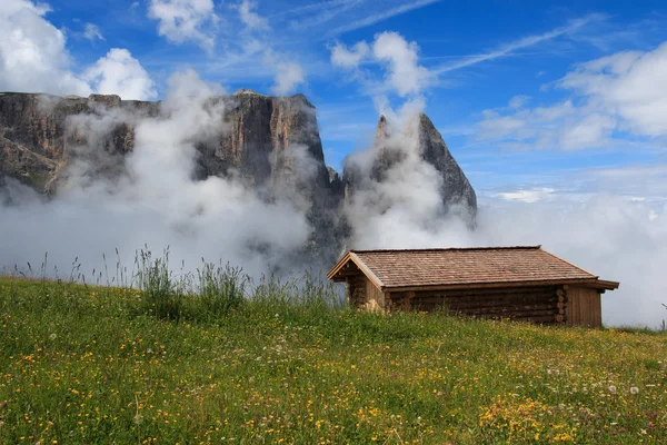 Sciliar in de wolken — Stockfoto