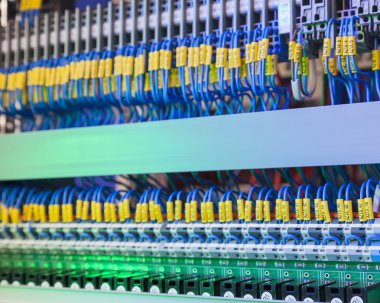 Süper bilgisayar ağ anahtarı ve kabloları